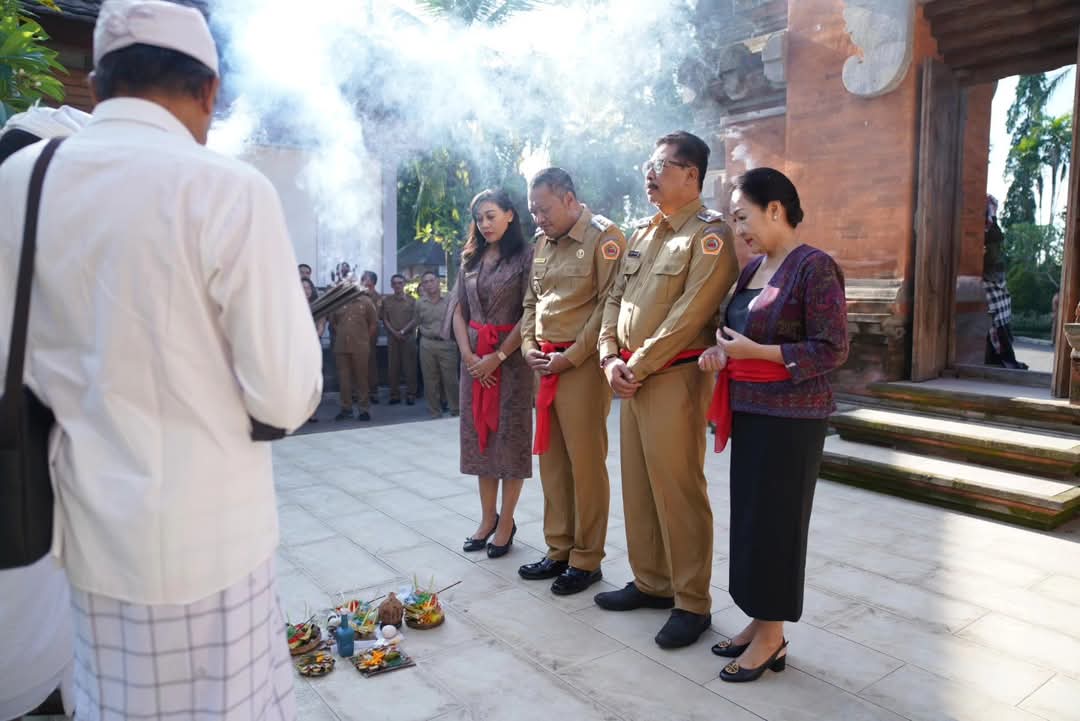 Usai Sertijab, Mahayastra-Agung Mayun Bertemu Masyarakat di Alun-alun Gianyar