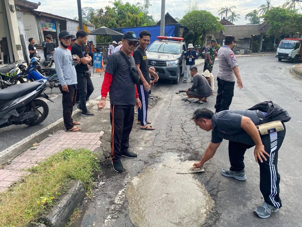 Warga Guwang Gotong Royong Tambal Jalan Berlubang