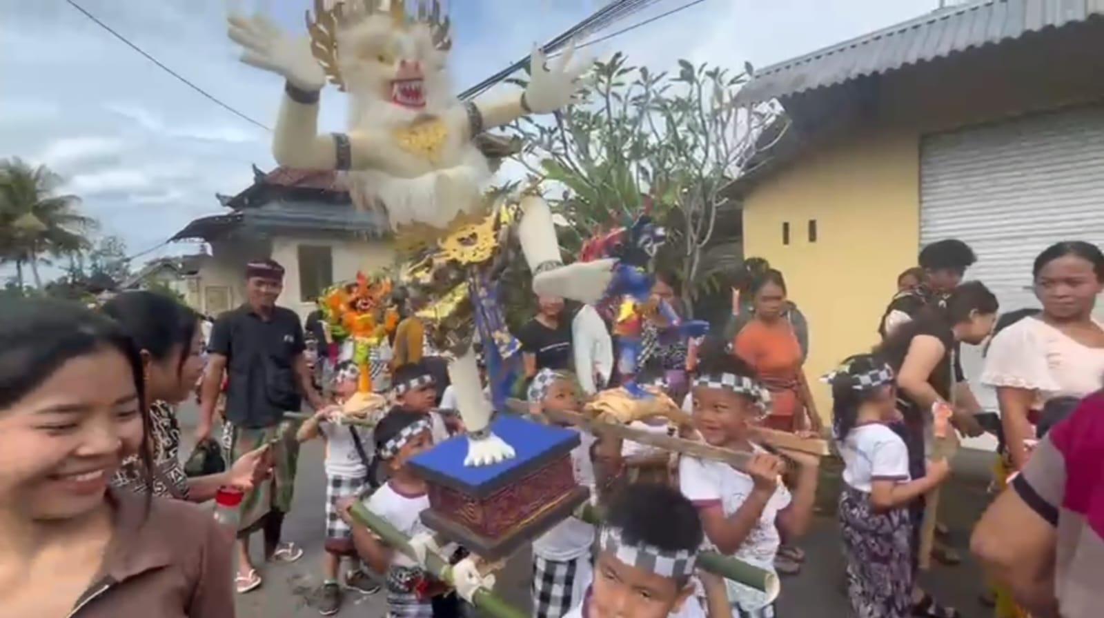 Anak-Anak TK Desa Taro Ikut Arak Ogoh-Ogoh Keliling Kampung, Belajar Cinta Budaya Bali