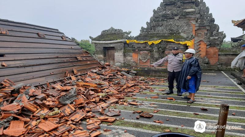 Angin Kencang Disertai Hujan Robohkan Balai Gong Pura Dalem Taak, Kerugian Capai Rp 300 Juta