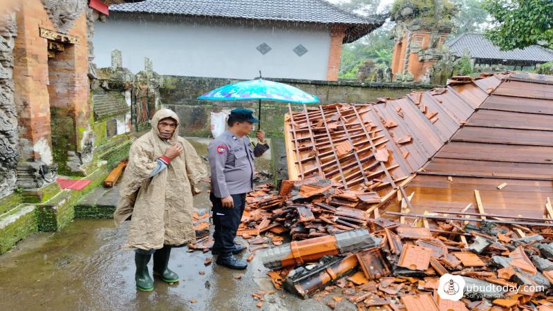 Balai Patamon di Pura Penataran Panti Pande Roboh Diterjang Angin Kencang