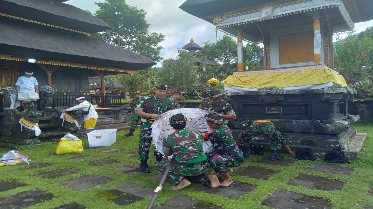 Korem 163/WSA dan Kodim Gianyar Turut Serta dalam Kegiatan Ngayah di Pura Besakih