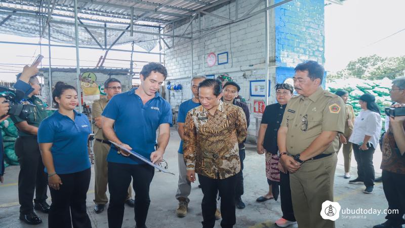 Menteri Lingkungan Hidup Kunjungi Gianyar, Bahas Kebijakan Pengelolaan Sampah Berbasis EPR