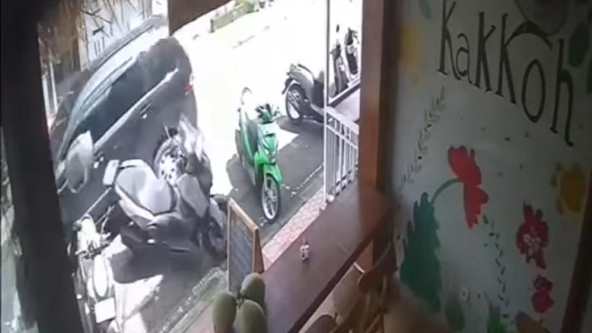 Mobil Tabrak Motor Parkir Liar di Ubud, Pengemudi Melarikan Diri