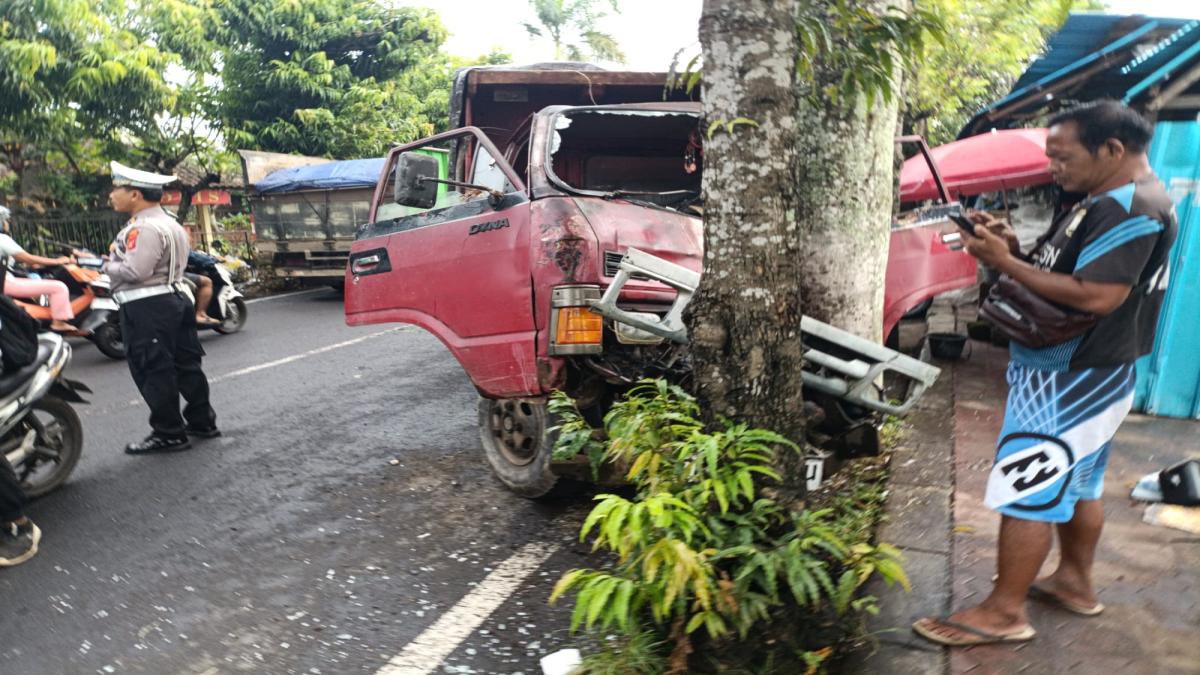 Truk Sampah Alami Kecelakaan Tunggal di Gianyar, Sopir Selamat