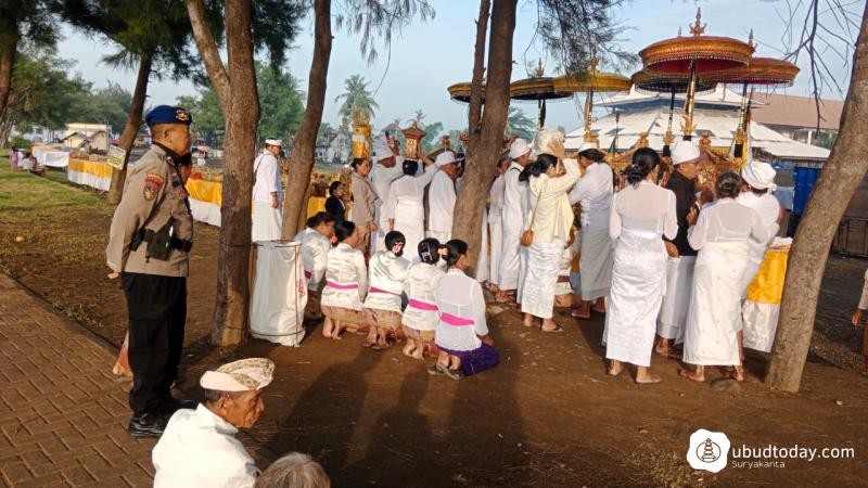 Warga Gianyar Gelar Upacara Melasti di Pantai Masceti Jelang Hari Raya Nyepi